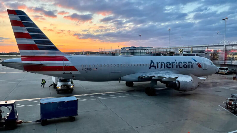 Un avión de American Airlines se ve al amanecer estacionado en la pista del Aeropuerto Nacional Reagan Washington (DCA) en Arlington, Virginia, el 22 de abril de 2021. (Daniel Slim/AFP vía Getty Images)