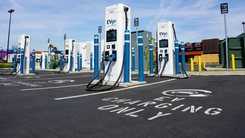 Una estación EVGo para cargar vehículos eléctricos en Irvine, California, el 25 de marzo de 2022. (John Fredricks/The Epoch Times)

