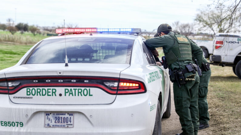 Agentes de la Patrulla Fronteriza y policías estatales de Texas bordean el Río Grande, frontera internacional entre Estados Unidos y México, en Eagle Pass, Texas, el 7 de febrero de 2019. (Charlotte Cuthbertson/The Epoch Times)