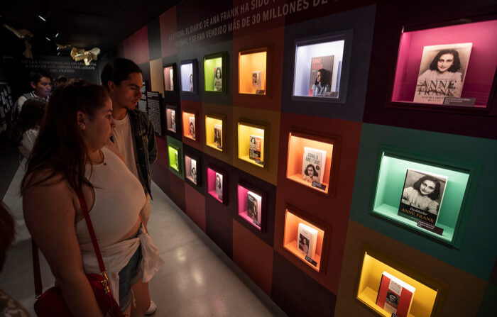 Visitantes observan la exposición "Ana Frank, notas de esperanza", en el Museo Memoria y Tolerancia, el 16 de junio de 2023, en la Ciudad de México. (EFE/Isaac Esquivel)