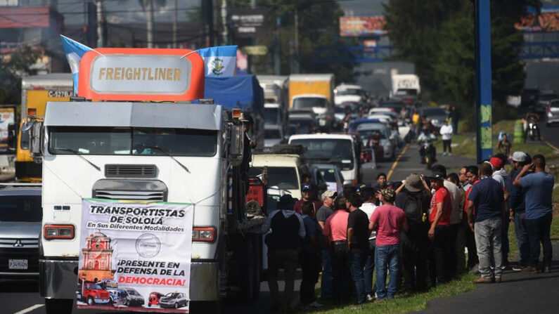 Transportistas bloquean una vía durante una manifestación el 21 de noviembre de 2023, en Ciudad de Guatemala (Guatemala). EFE/ Edwin Bercian