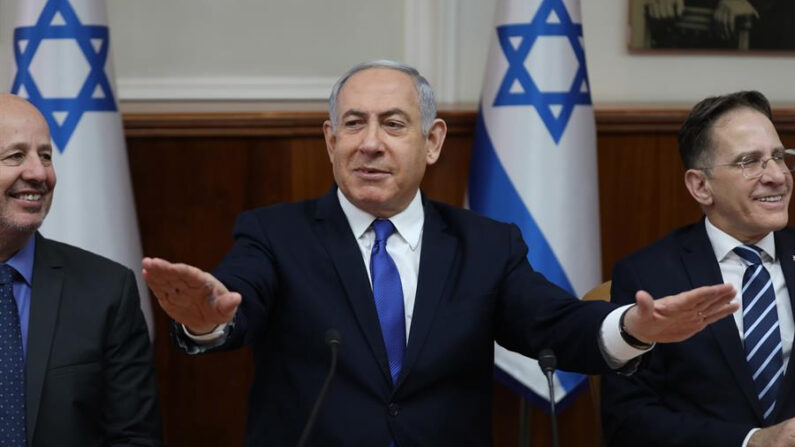 El primer ministro israelí Benjamin Netanyahu (c), en una fotografía de archivo. EFE/EPA/Abir Sultan