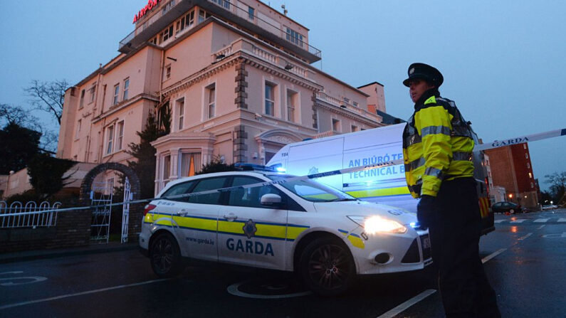 Un agente de la policía irlandesa (Garda) junto al cordón policial en Dublín (Irlandia) el 5 de febrero de 2016. (Caroline Quinn/AFP vía Getty Images)
Un agente de la policía irlandesa (Garda) junto al cordón policial en Dublín (Irlandia) el 5 de febrero de 2016. (Caroline Quinn/AFP vía Getty Images)
