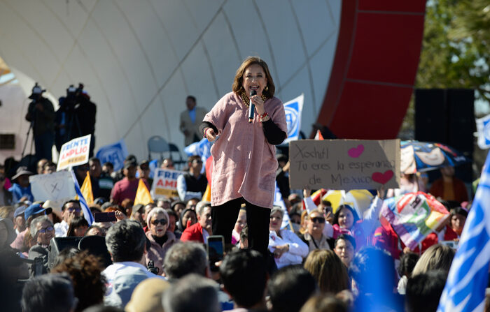 La candidata a la presidencia de México por el opositor Frente Amplio por México, Xóchitl Gálvez, habla ante decenas de sus simpatizantes hoy, durante el inicio de las precampañas, en Ciudad Juárez, Chihuahua, México. (EFE/Luis Torres)