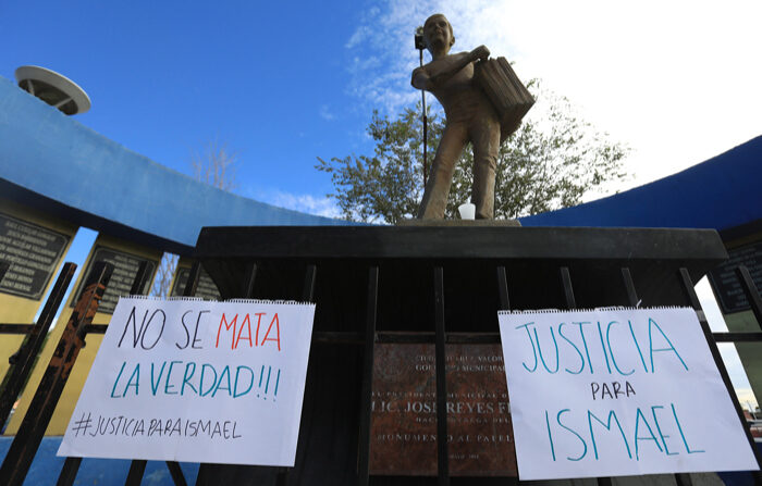 Periodistas y amigos del fotoperiodista asesinado Ismael Villagómez protestan en la Plaza de del Periodista en ciudad Juárez, en el estado de Chihuahua, México. (EFE/Luis Torres)