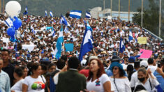 Opositores marchan en Honduras contra el Gobierno y oficialistas salen a defenderlo