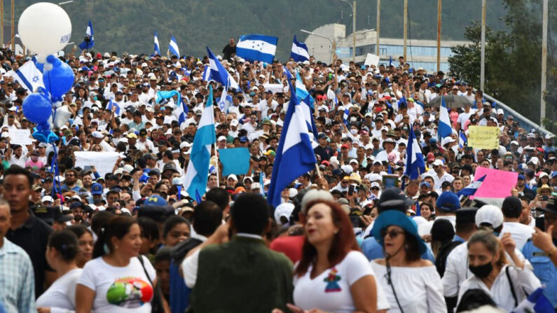 Opositores a la presidenta de Honduras, Xiomara Castro, participan en una manifestación contra el gobierno en Tegucigalpa (Honduras), el 11 de noviembre de 2023. (Orlando Sierra/AFP vía Getty Images)
