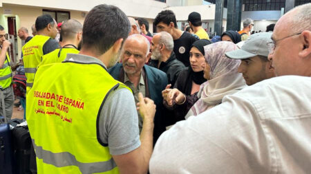 Un segundo grupo de 74 españoles está de camino a El Cairo tras cruzar la frontera de Gaza