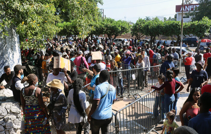 Fotografía de archivo de cientos de migrantes de diversas nacionalidades que hacen largas filas para realizar tramites migratorios en la ciudad de Tapachula en Chiapas, México. (EFE/Juan Manuel Blanco)
