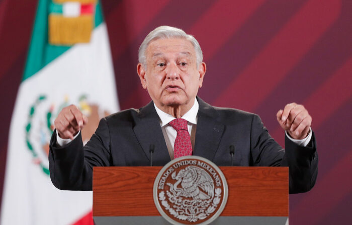 El presidente Andrés Manuel López Obrador, habla durante su rueda de prensa matutina hoy, en el Palacio Nacional, en Ciudad de México.. (EFE/ Isaac Esquivel)
