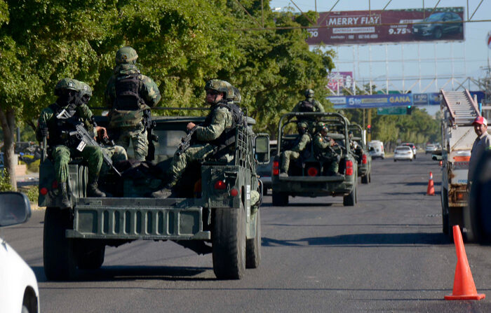 Fotografía de archivo de miembros del Ejército mexicano que patrullan en la ciudad de Culiacán, estado de Sinaloa, México. (EFE/ Juan Carlos Cruz)
