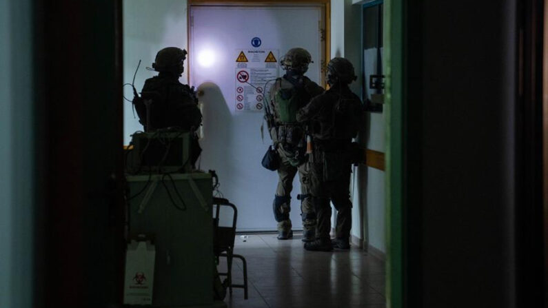 Soldados israelíes recorren el área de radiología del hospital Al Shifa en Gaza. EFE/ IDF 