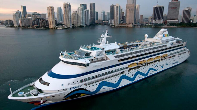 Fotografía cedida hoy por Aida Cruises donde se muestra el crucero Aida Aura. EFE/Aida Cruises/Andy Newman