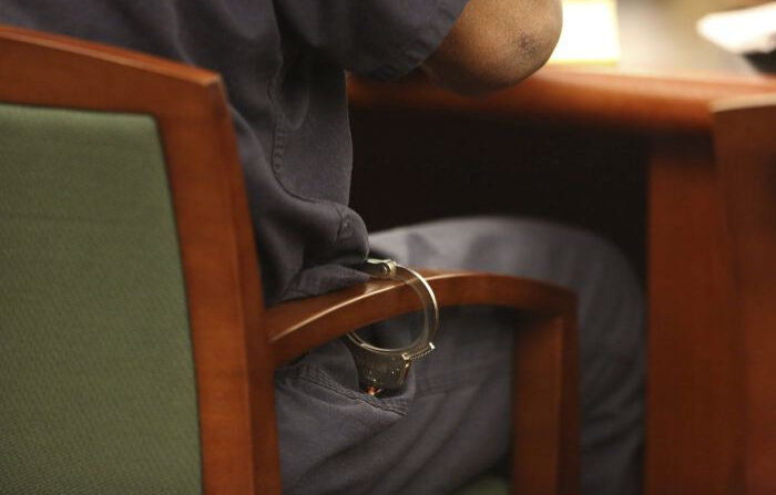 Fotografía de archivo de un hombre detenido y esposado. (EFE/Jeff Scheid)
