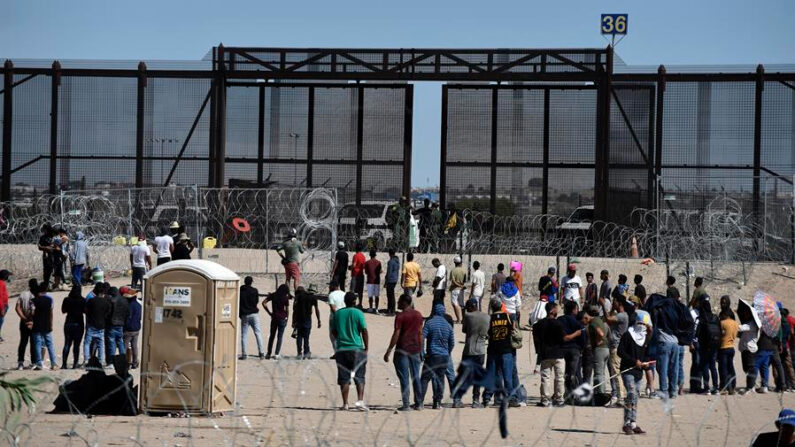 Migrantes permanecen cerca a la frontera estadounidense en Ciudad Juárez, Chihuahua (México). Imagen de archivo. EFE/Luis Torres