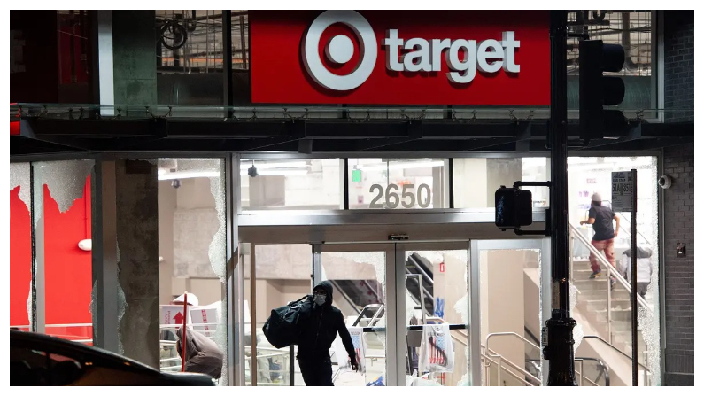Un saqueador roba una tienda Target en Oakland, California, el 30 de mayo del 2020. (Josh Edelson/AFP vía Getty Images)
