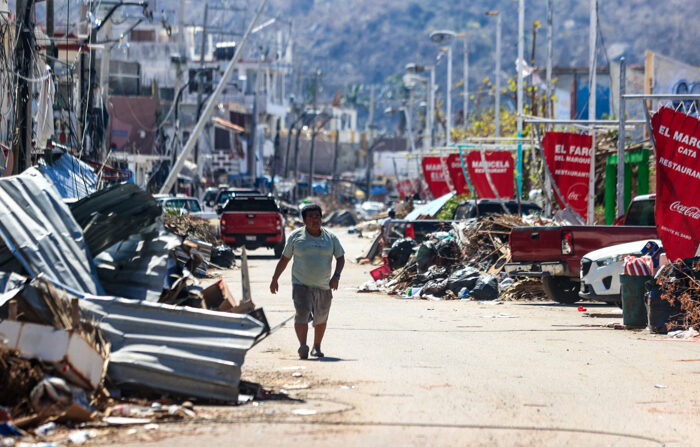 Fotografía de destrozos tras el paso del huracán Otis, el 3 de noviembre de 2024, en Acapulco, en el estado de Guerrero, México. (EFE/David Guzmán)