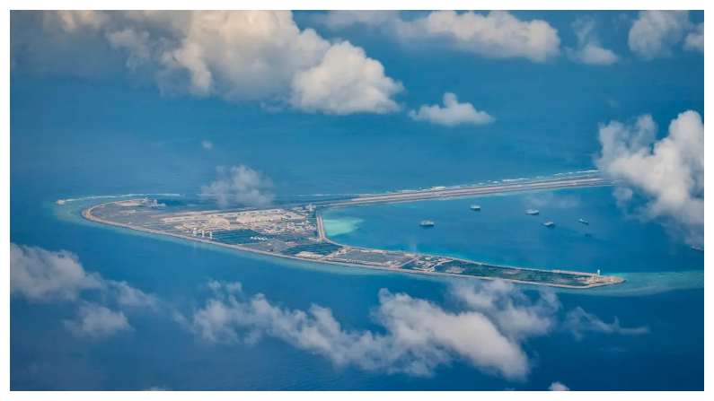 Un aeródromo, edificios y estructuras se ven en la isla artificial construida por China en Subi Reef, Islas Spratly, Mar de China Meridional, el 25 de octubre del 2022. (Ezra Acayan/Getty Images)