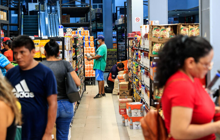 Personas adquieren productos en la reapertura de una tienda de autoservicio hoy 6 de noviembre, tras el paso del huracán Otis en Acapulco, en el estado de Guerrero, México. (EFE/David Guzmán)