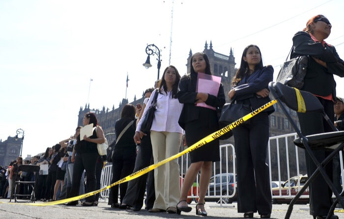 Fotografía de archivo que muestra a personas que esperan en fila en busca de empleo, en el Zócalo de Ciudad de México. (EFE/Mario Guzmán)