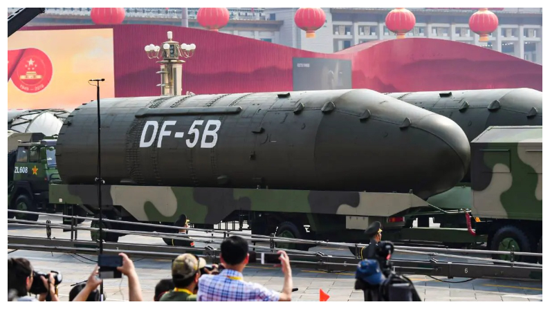 Vehículos militares que transportan misiles balísticos intercontinentales DF-5B participan en un desfile militar en la plaza de Tiananmen en Pekín el 1 de octubre de 2019. (Greg Baker/AFP vía Getty Images)
