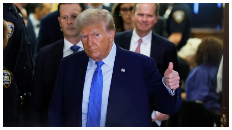 El expresidente Donald Trump abandona la sala para una pausa para comer durante su juicio por fraude civil en la Corte Suprema del Estado de Nueva York el 06 de noviembre del 2023, en la ciudad de Nueva York. (Michael M. Santiago/Getty Images)