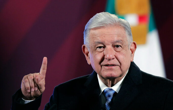 El presidente de México, Andrés Manuel López Obrador, habla durante una conferencia de prensa matutina en el Palacio Nacional, en Ciudad de México. (EFE/ Isaac Esquivel)
