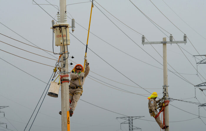 La ICC también consideró necesario construir al menos 58.900 kilómetros de líneas de transmisión, y desarrollar infraestructura para 100.974 megavatios (MW) en generación con procesos de ciclo combinado, fotovoltaico y eólico. Fotografía de archivo. (EFE/Cuahtémoc Moreno)
