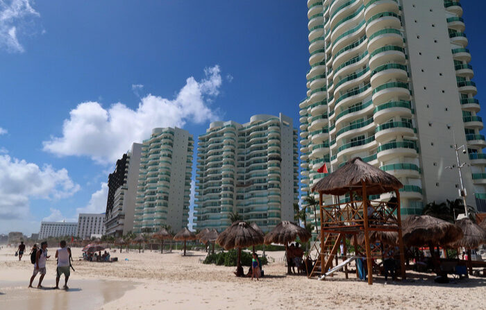 Turistas caminan en una playa, el 9 de noviembre de 2023, en Cancún, Quintana Roo (México). (EFE/Alonso Cupul)