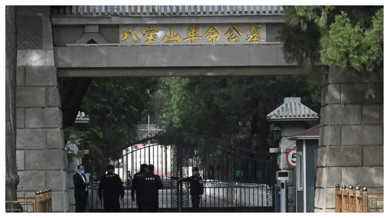 Guardias de seguridad en la entrada del Cementerio Revolucionario de Babaoshan, en Pekín, el 2 de noviembre de 2023, el día en que el ex primer ministro chino Li Keqiang fue incinerado allí. (Pedro Pardo/AFP vía Getty Images)