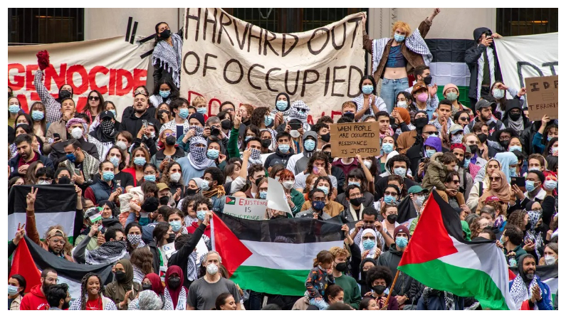 Manifestantes sostienen carteles en apoyo a la "resistencia" palestina durante una concentración en la Universidad de Harvard en Cambridge, Massachusetts, el 14 de octubre del 2023. (Joseph Prezioso/AFP vía Getty Images)