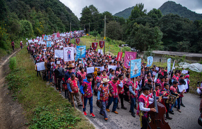 Cientos de indígenas tzotziles marchan el 12 de noviembre de 2023, en el municipio de Zinacantan, en el estado de Chiapas, México. Cientos de indígenas tzotziles realizaron una marcha este domingo para visibilizar la violencia que se está gestando en el sureño estado de Chiapas, por grupos civiles armados y los grupos de la delincuencia organizada en el sur de México. (EFE/Carlos López)