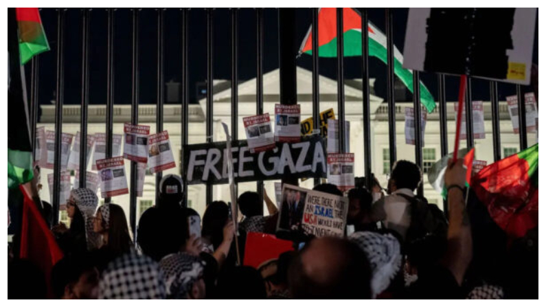 Los manifestantes exhiben carteles en la valla de la Casa Blanca durante una manifestación pro-palestina en Washington, el 4 de noviembre del 2023. (Stefani Reynolds/AFP vía Getty Images)