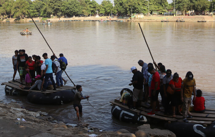 Migrantes cruzan el río Suchiate, el 15 de noviembre de 2023, en municipio de Tapachula, en Chiapas, México. (EFE/ Juan Manuel Blanco)