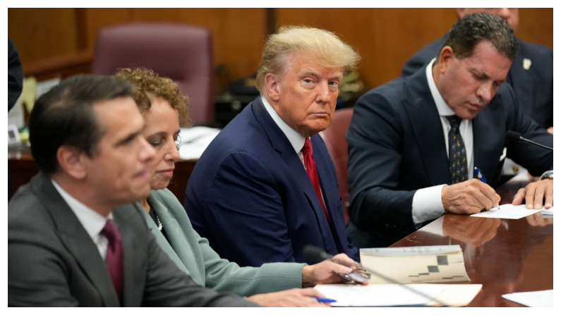 El expresidente de Estados Unidos Donald Trump se sienta en la mesa de la defensa con su equipo de defensa en una corte de Manhattan durante su comparecencia el 4 de abril de 2023, en la ciudad de Nueva York. (Seth Wenig-Pool/Getty Images)