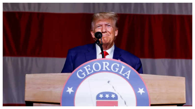 El expresidente Donald Trump pronuncia un discurso durante la convención del Partido Republicano del estado de Georgia en el Centro de Convenciones y Comercio de Columbus, Georgia, el 10 de junio del 2023. (Anna Moneymaker/Getty Images)