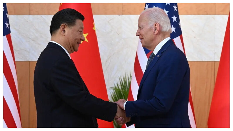 El presidente de Estados Unidos, Joe Biden (d), y el líder chino, Xi Jinping, se estrechan la mano durante su encuentro al margen de la Cumbre del G20 en Nusa Dua, en la isla turística indonesia de Bali, el 14 de noviembre del 2022. (Saul Loeb/AFP vía Getty Images)