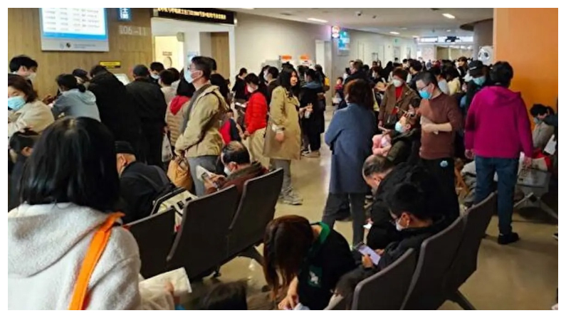 Padres y niños esperan para ver a un médico en una clínica pediátrica del Hospital Xinhua afiliado a la Facultad de Medicina de la Universidad Jiaotong de Shanghái mientras se producen brotes de gripe A en Shanghái, China, el 6 de marzo de 2023. (Wang Gang/VCG vía Getty Images)
