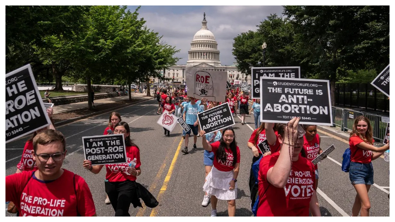 Activistas provida se manifiestan frente la Corte Suprema de EE.UU. después que el Tribunal anunciara una sentencia en el caso Dobbs v Jackson Women's Health Organization, en Washington, el 24 de junio del 2022. (Nathan Howard/Getty Images)
