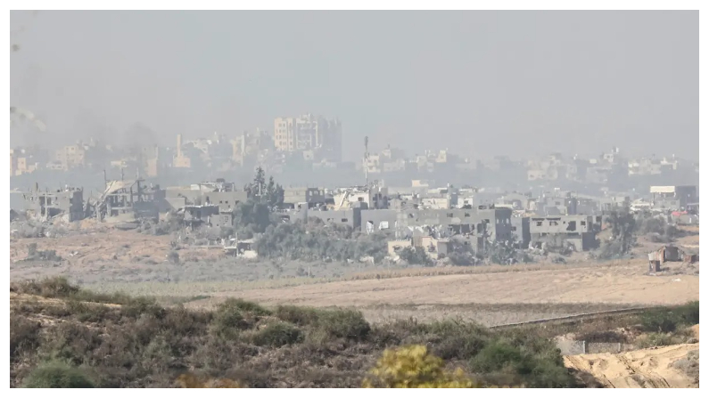 Una imagen tomada desde la ciudad de Sderot, en el sur de Israel, muestra edificios destruidos tras los bombardeos israelíes sobre el norte de la Franja de Gaza el 24 de noviembre del 2023, horas después del inicio de una tregua de cuatro días en los combates entre Israel y Hamás. (Gil Cohen-Magen/AFP vía Getty Images)