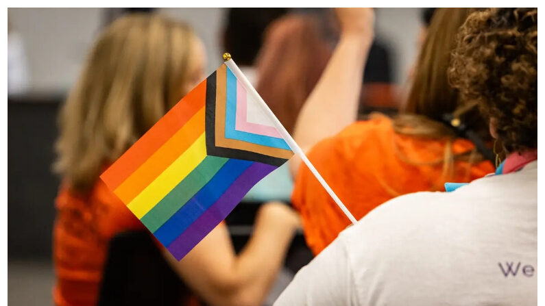 Una bandera LGBT en una reunión del consejo escolar en una foto de archivo. (John Fredricks/The Epoch Times)