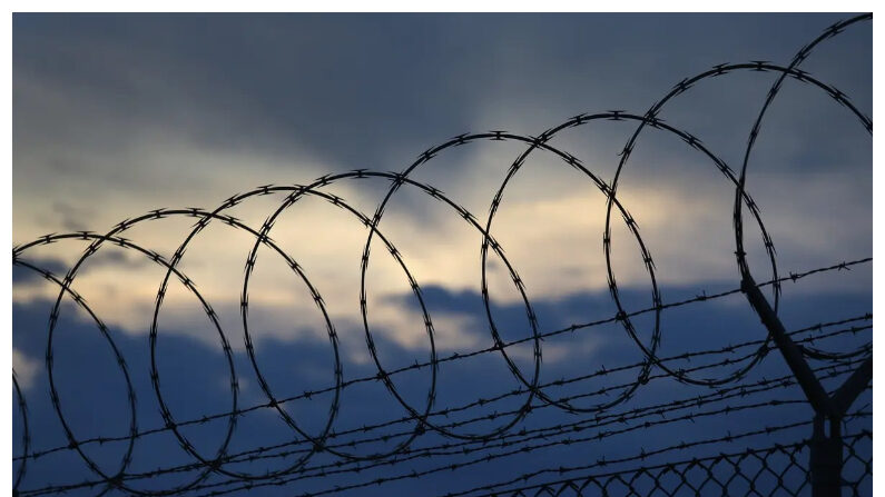 Alambre de púas remata una valla en una prisión estadounidense en la Estación Naval de Estados Unidos en la Bahía de Guantánamo, Cuba, el 22 de octubre del 2016. (John Moore/Getty Images)