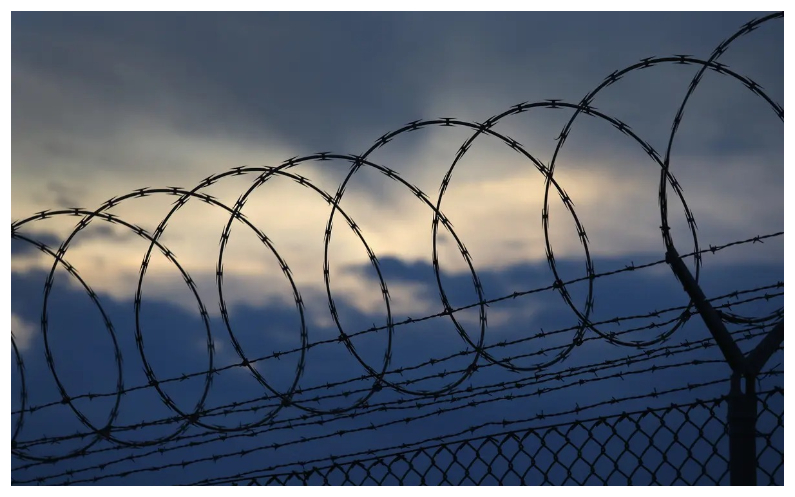 Alambre de púas remata una valla en una prisión estadounidense en la Estación Naval de Estados Unidos en la Bahía de Guantánamo, Cuba, el 22 de octubre del 2016. (John Moore/Getty Images)