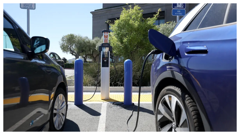 Carros eléctricos Nissan y Volkswagen parqueados en una estación de carga de vehículos eléctricos Charge Point en Corte Madera, California, el 28 de julio del 2023. (Justin Sullivan/Getty Images)