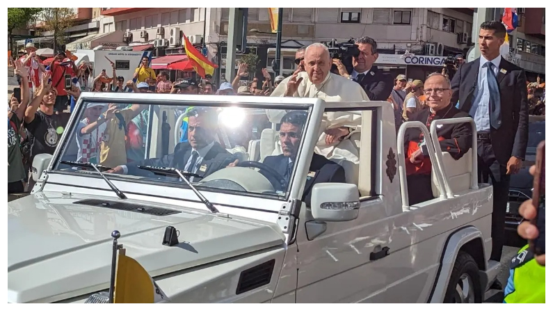 El Papa Francisco bendice a los peregrinos durante las celebraciones de la Jornada Mundial de la Juventud en Lisboa, Portugal, el 4 de agosto del 2023. (Cortesía de Tyler Gates)