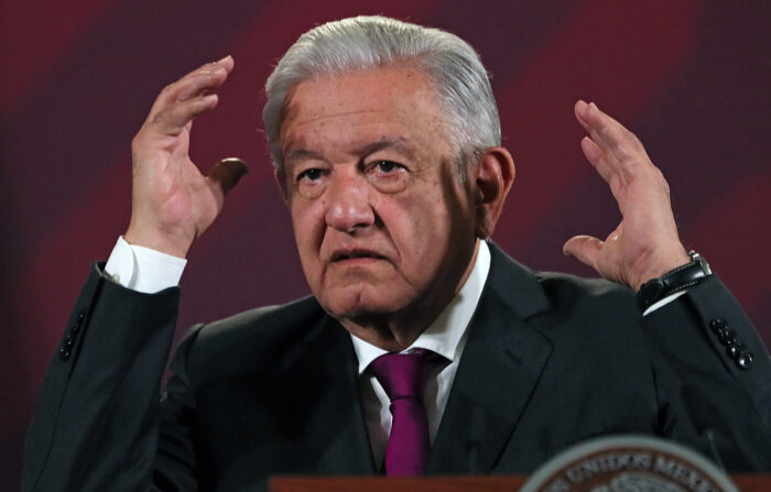 El presidente de México, Andrés Manuel López Obrador, habla durante una conferencia matutina en el Palacio Nacional de Ciudad de México. Imagen de archivo. (EFE/Mario Guzmán)
