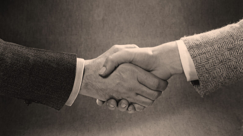 Primer plano de dos hombres dándose la mano. (Welgos/Archivo/Getty Images)