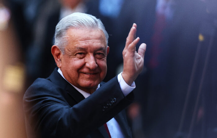 Andrés Manuel López Obrador, presidente de México saluda durante la "Cumbre de Líderes de América del Norte 2023" en el Palacio Nacional el 11 de enero de 2023 en la Ciudad de México. (Manuel Velasquez/Getty Images)
