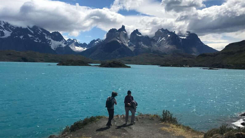 Fotografía de archivo fechada el 24 de diciembre de 2022 que muestra a turistas en el Parque Natural de las Torres del Paine (Chile). EFE/ Javier Martín