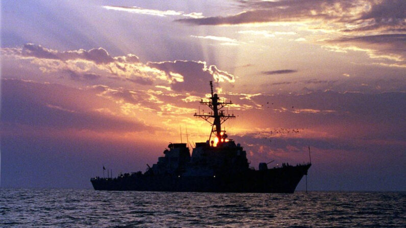 El destructor de misiles guiados USS Carney (DDG 64) patrulla las aguas del Golfo Pérsico en apoyo de la Operación Southern Watch el 21 de febrero. (Felix Garza/US NAVY/AFP vía Getty Images)